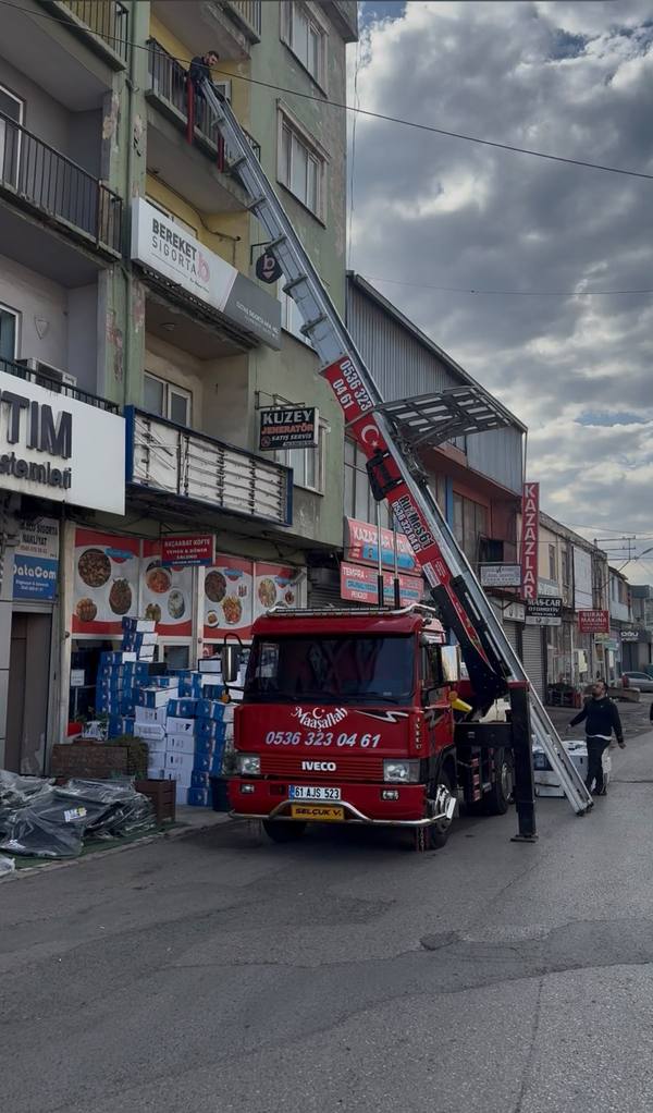 Ru&Mes61 Nakliyat — Cadde üzerinde asansörlü taşıma